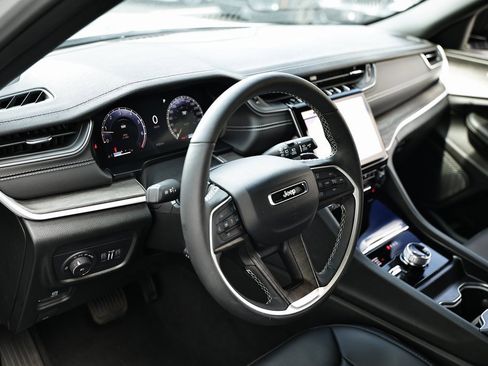 Used 2025 Jeep Grand Cherokee Limited w/ Luxury Tech Group II image 18