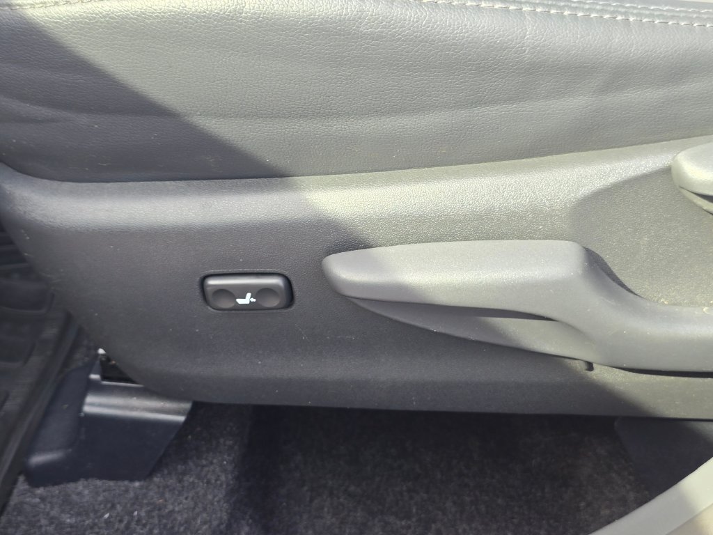 Used 2014 Toyota Prius V Five FWD image 31