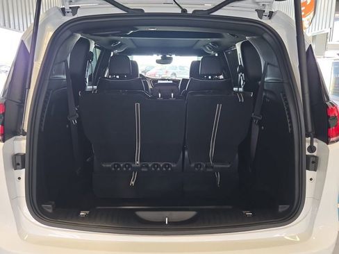 Used 2025 Chrysler Pacifica Limited image 9