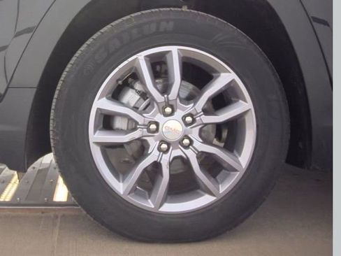 Used 2024 GMC Terrain SLT image 19