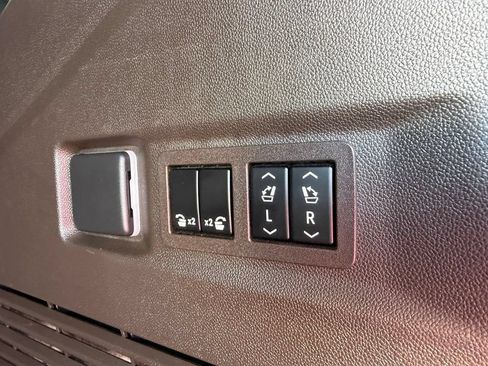 Used 2023 GMC Yukon SLT w/ SLT Luxury Package AWD/4WD image 18