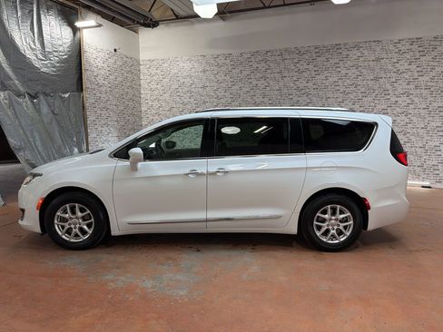 Used 2020 Chrysler Pacifica Touring-L image 4