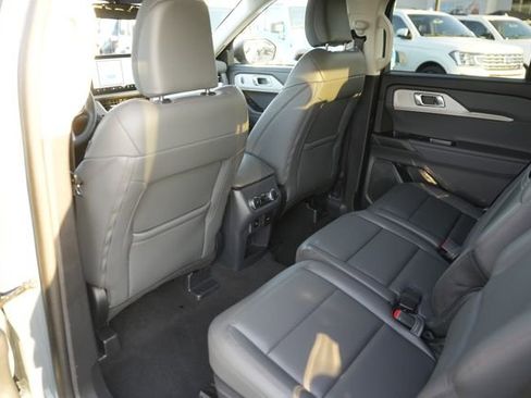 Used 2025 Ford Explorer Active w/ Active Comfort Package image 11
