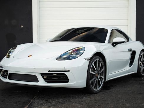 Used 2019 Porsche 718 Cayman w/ Sport Chrono Package RWD image 3