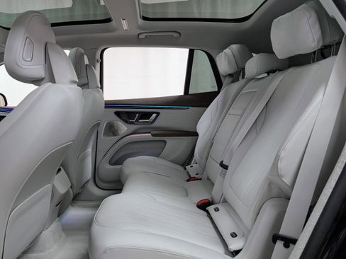 Used 2023 Mercedes-Benz EQS 580 4MATIC SUV image 19