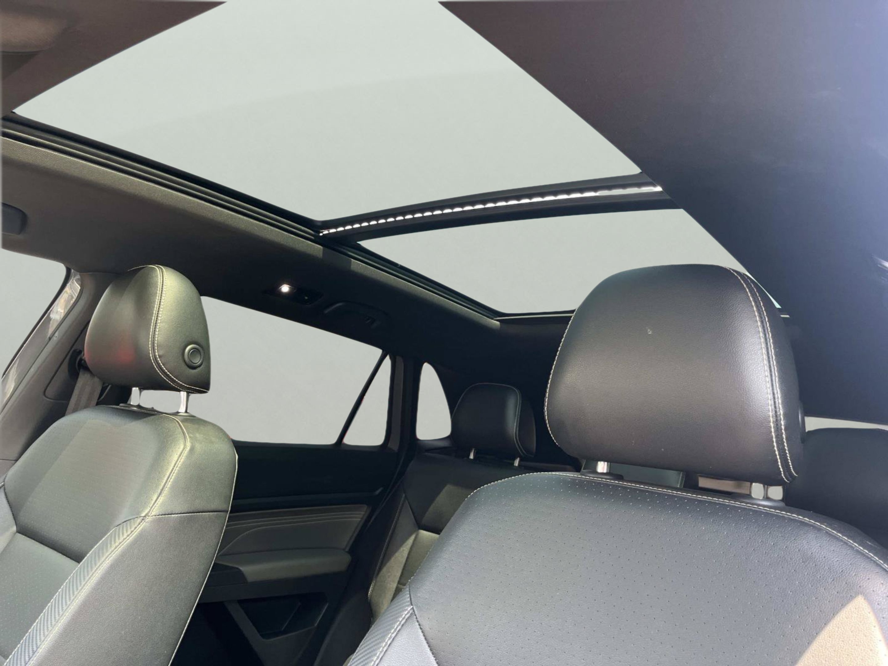 Used 2021 Volkswagen Atlas Cross Sport SE w/ Panoramic Sunroof Package FWD image 30