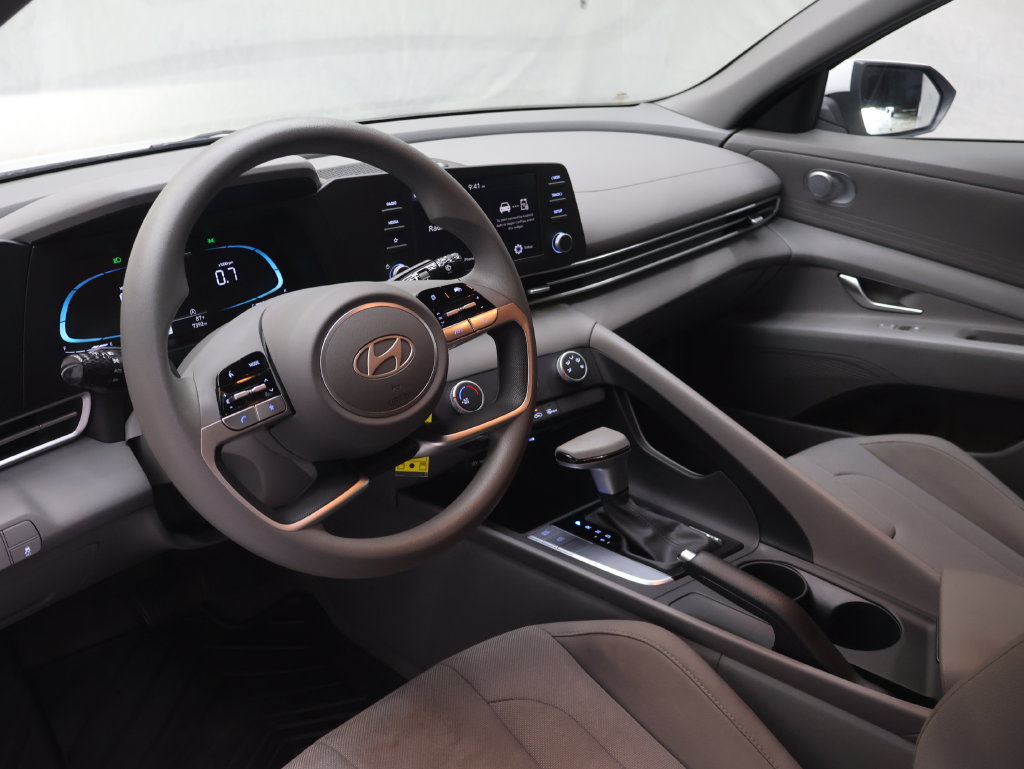 Used 2026 Hyundai Elantra SE FWD image 17