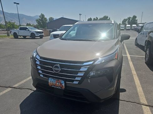 Used 2024 Nissan Rogue SV w/ SV Premium Package AWD/4WD image 2