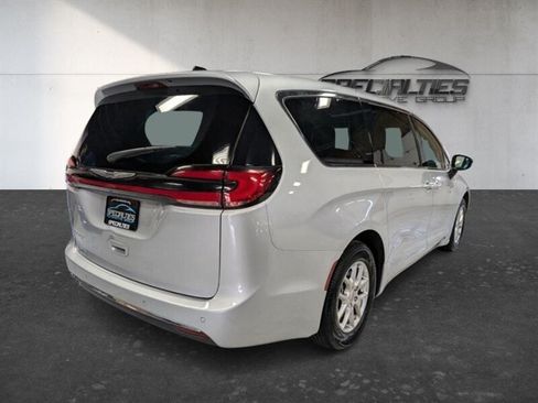 Used 2024 Chrysler Pacifica Touring-L FWD image 10