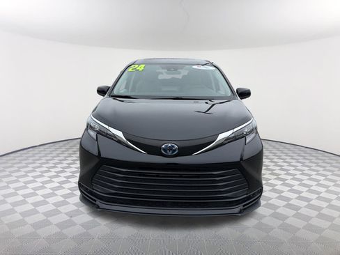 Certified 2024 Toyota Sienna LE image 2