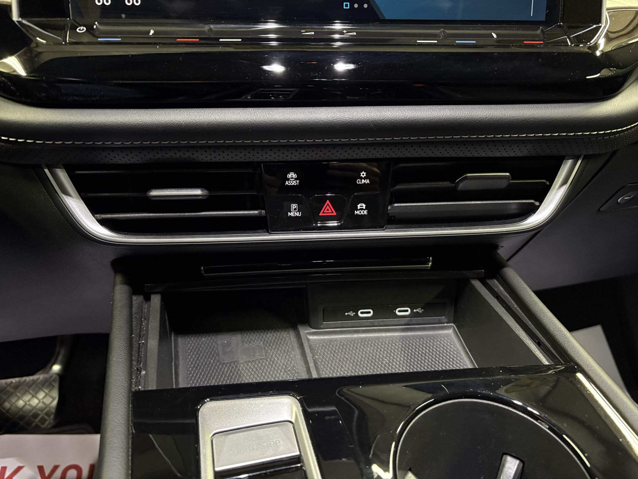 Used 2024 Volkswagen Atlas SE FWD image 12