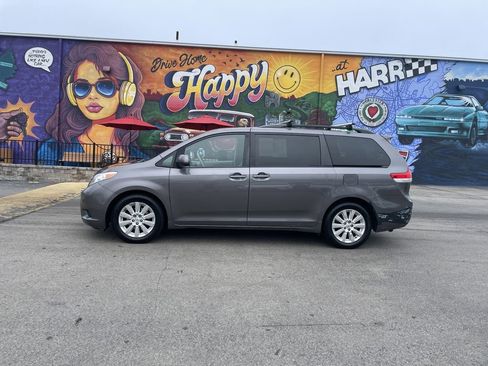 Used 2014 Toyota Sienna LE image 2