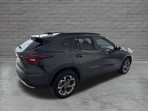 Used 2025 Chevrolet Trax LT FWD image 26