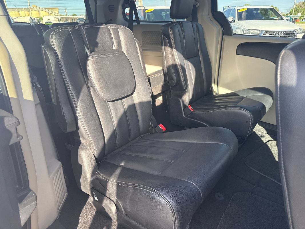 Used 2014 Chrysler Town & Country Touring FWD image 15