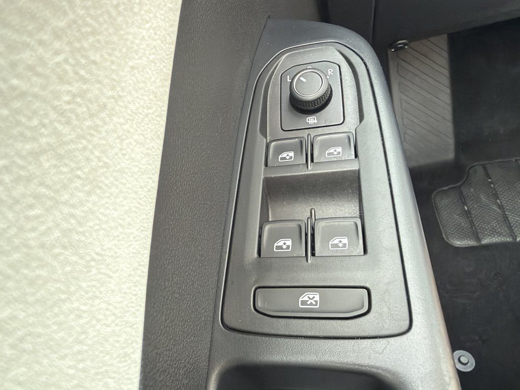 Used 2025 Volkswagen Taos SE FWD image 25