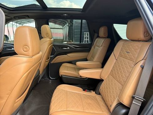 Used 2021 Cadillac Escalade Premium Luxury AWD/4WD image 26