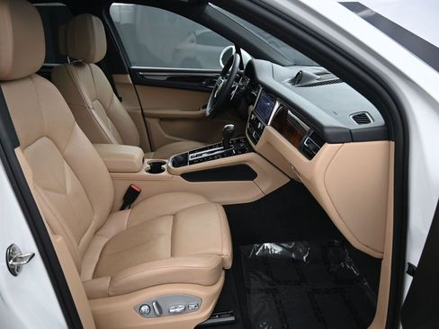 Certified 2023 Porsche Macan image 28