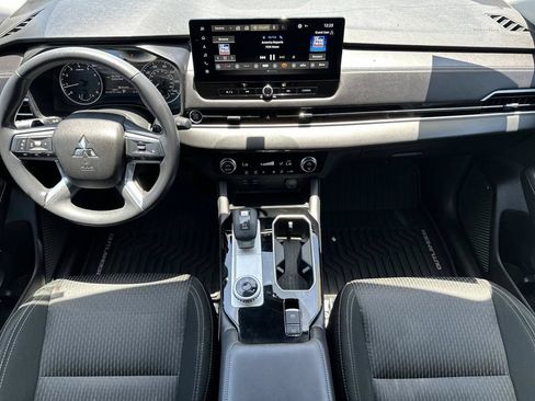 Used 2025 Mitsubishi Outlander ES FWD image 12