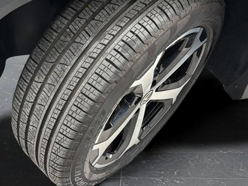 Used 2025 Volkswagen Tiguan SE image 36