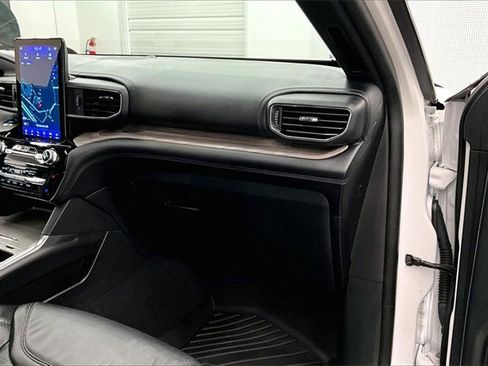 Used 2024 Ford Explorer Platinum w/ Technology Package image 15