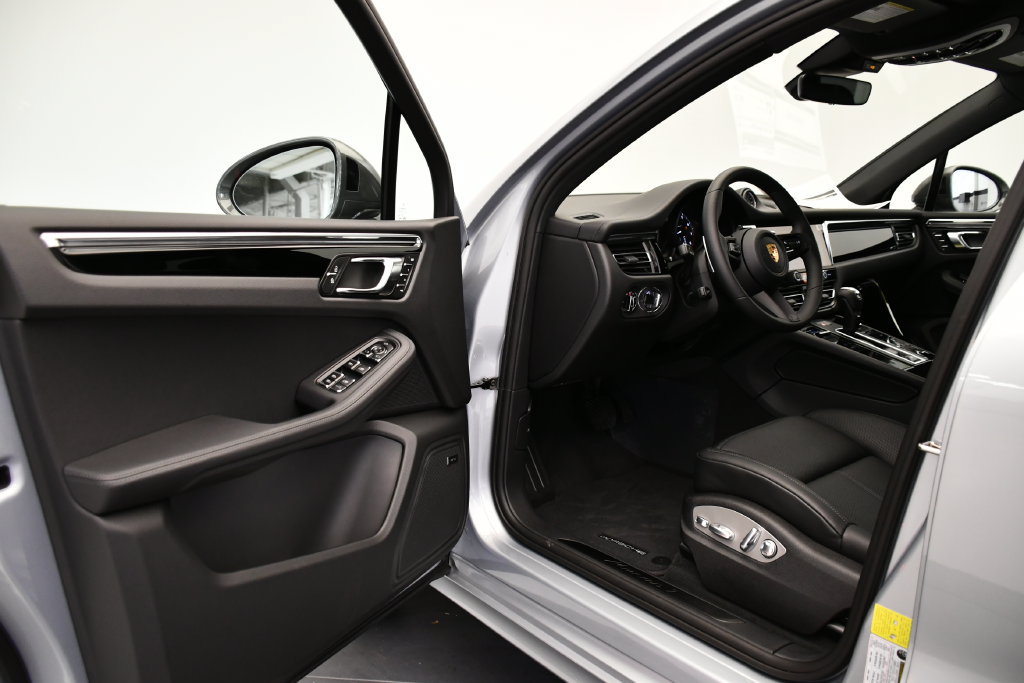 Certified 2026 Porsche Macan Turbo AWD/4WD image 40