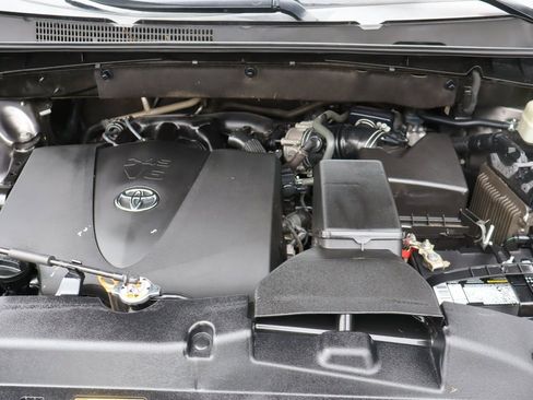 Used 2018 Toyota Highlander XLE image 41
