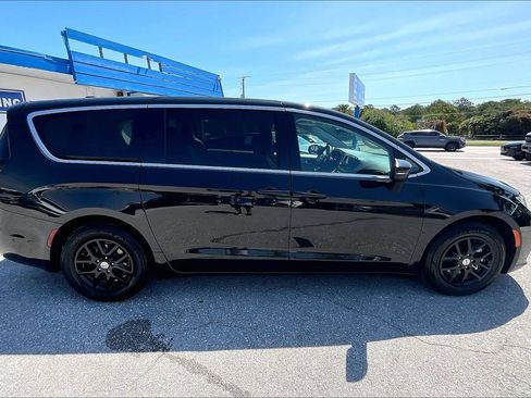 Used 2023 Chrysler Pacifica Touring-L FWD image 32
