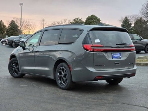 Used 2025 Chrysler Pacifica Premium image 23