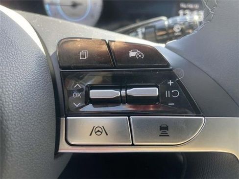 Used 2025 Hyundai Elantra SEL image 9