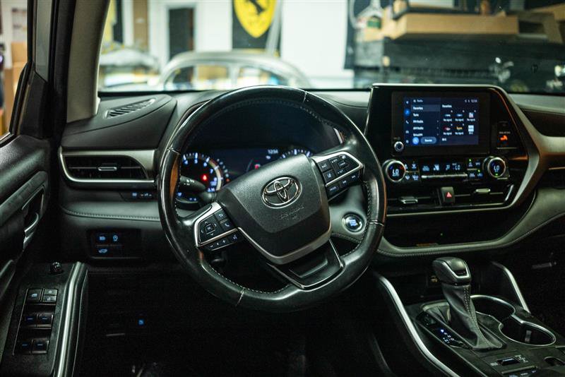 Used 2023 Toyota Highlander XLE AWD/4WD image 16