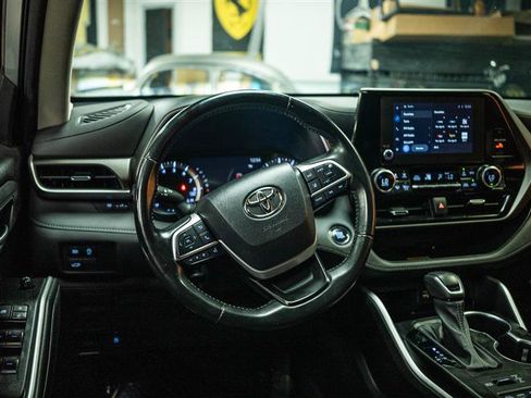 Used 2023 Toyota Highlander XLE AWD/4WD image 16