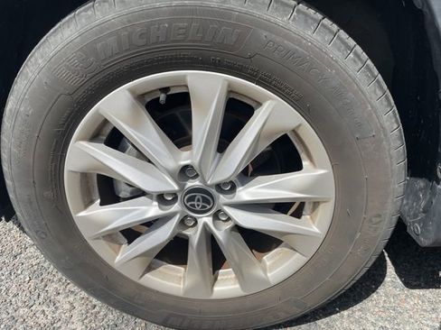 Used 2022 Toyota Corolla Cross LE FWD image 12