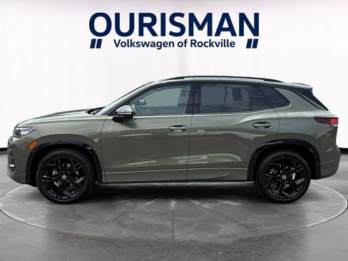 Used 2025 Volkswagen Tiguan SE R-Line FWD image 3