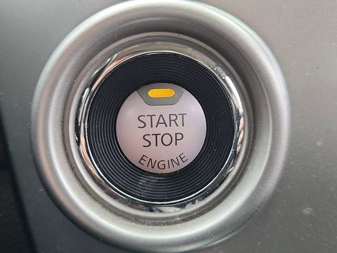 Used 2018 Nissan Titan SV w/ SV Convenience Package image 17