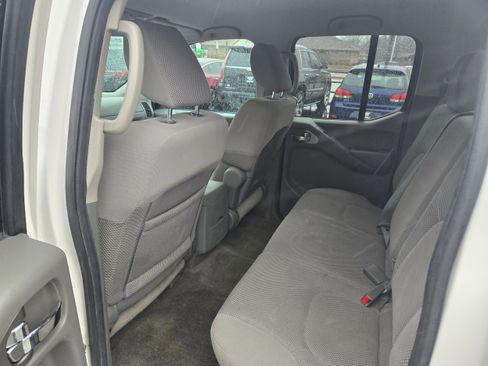 Used 2011 Nissan Frontier SV image 8