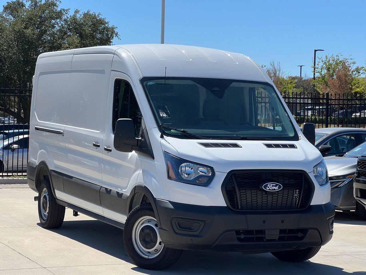Used 2026 Ford Transit 250 148 Medium Roof RWD image 2