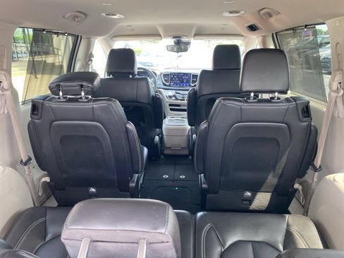 Used 2023 Chrysler Pacifica Touring-L FWD image 20