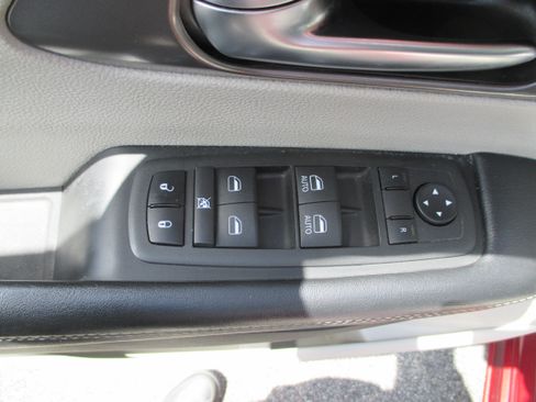 Used 2023 Chrysler Pacifica Touring-L FWD image 13
