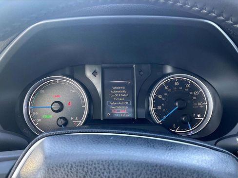 Used 2022 Toyota Venza LE image 16