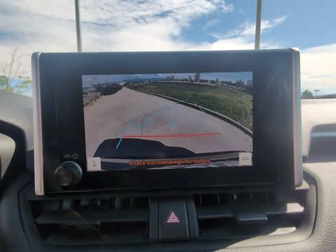 Used 2025 Toyota RAV4 XLE AWD/4WD image 20