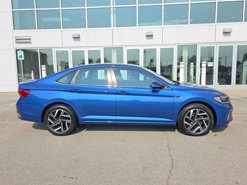 Used 2022 Volkswagen Jetta SEL FWD image 2