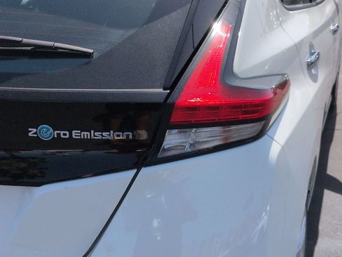 Used 2020 Nissan Leaf S FWD image 11