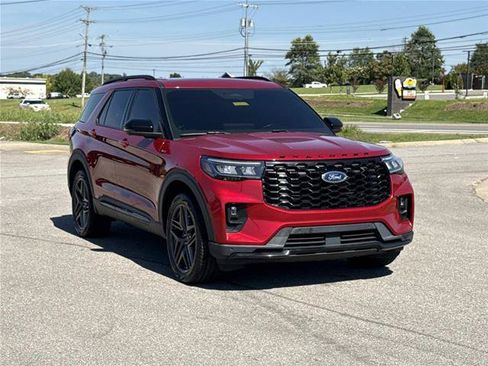 Certified 2025 Ford Explorer ST-Line w/ Premium Package AWD/4WD image 4