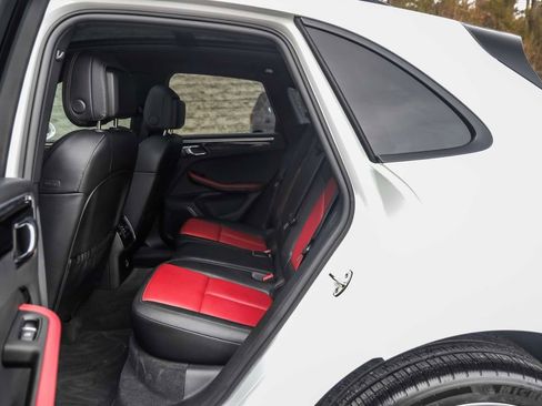 Used 2024 Porsche Macan AWD/4WD image 23