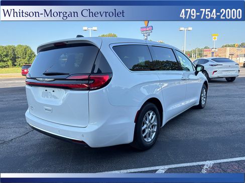 Used 2023 Chrysler Pacifica Touring-L FWD image 6