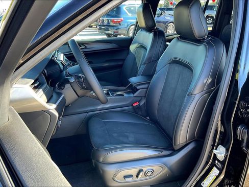 New 2025 Jeep Grand Cherokee Altitude image 9