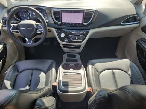 Used 2023 Chrysler Pacifica Touring-L image 2
