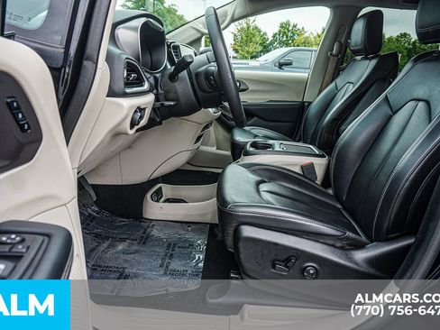Used 2023 Chrysler Pacifica Touring-L FWD image 19