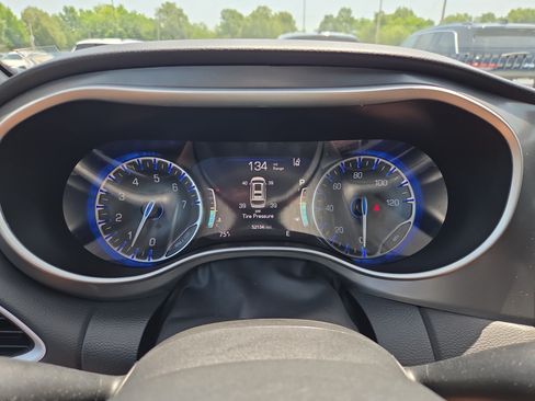 Used 2025 Chrysler Pacifica Select FWD image 14