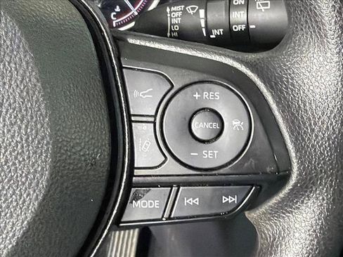 Used 2025 Toyota RAV4 XLE FWD image 25
